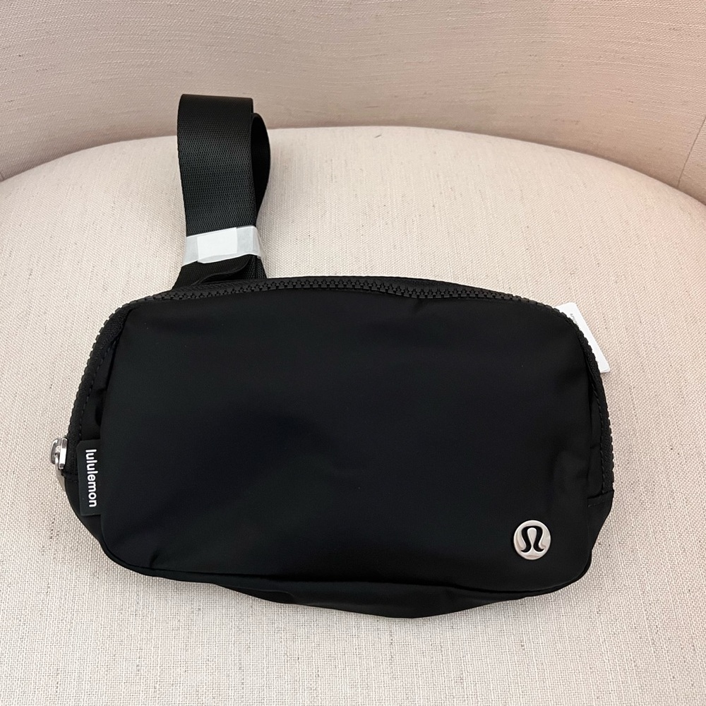 Lululemon everywhere belt bag (NWT)